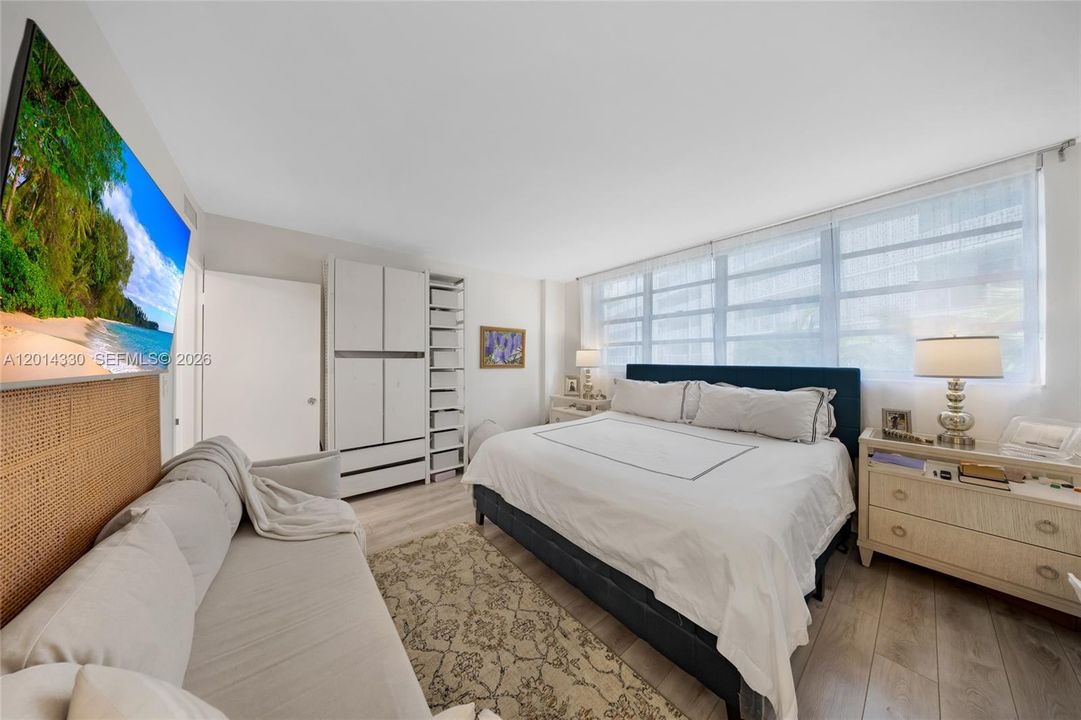 Active With Contract: $3,100 (1 beds, 1 baths, 850 Square Feet)