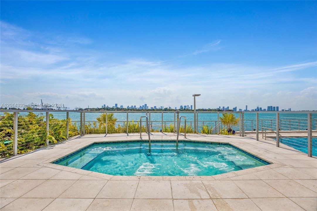 Active With Contract: $3,100 (1 beds, 1 baths, 850 Square Feet)