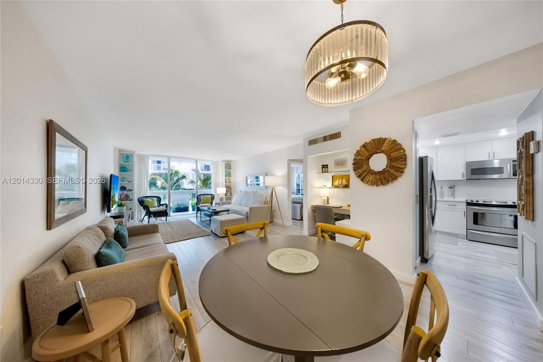 Active With Contract: $3,100 (1 beds, 1 baths, 850 Square Feet)
