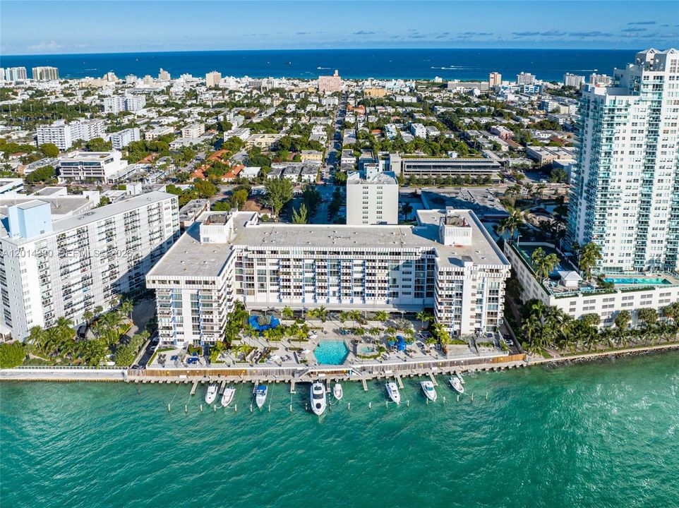 Active With Contract: $3,100 (1 beds, 1 baths, 850 Square Feet)