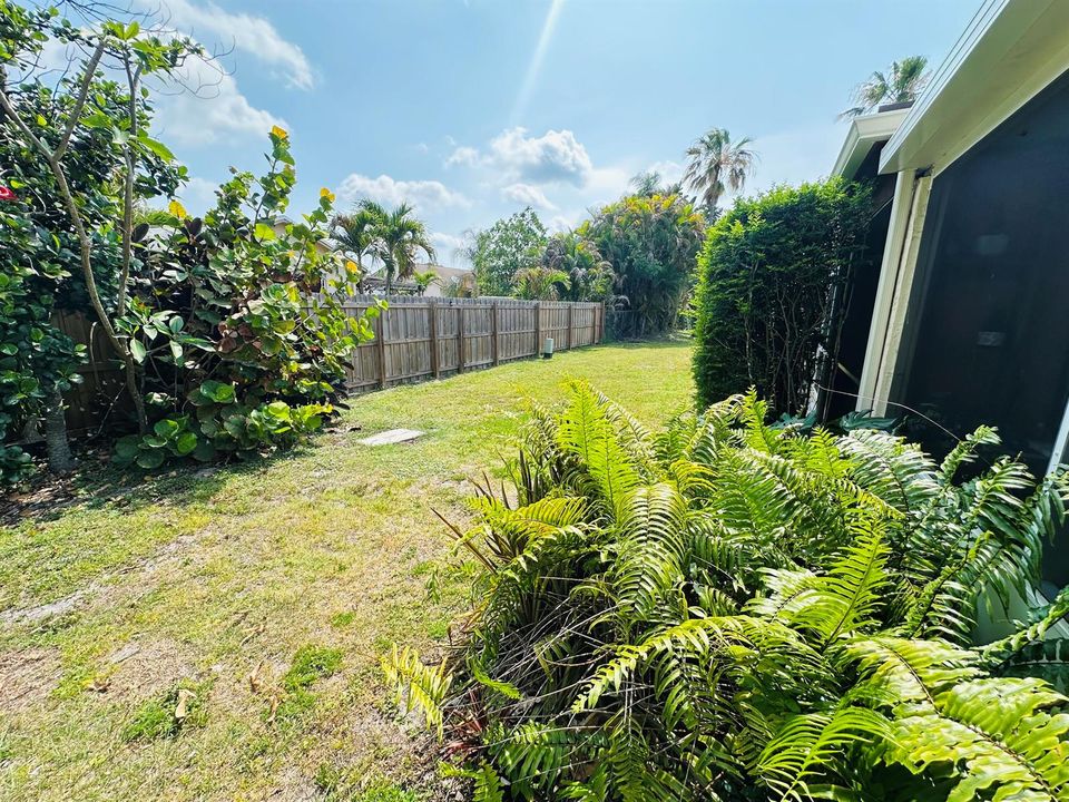 FENCED YARD AND SCREENED PATIO