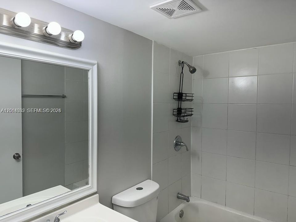 Activo con contrato: $270,000 (2 camas, 2 baños, 870 Pies cuadrados)