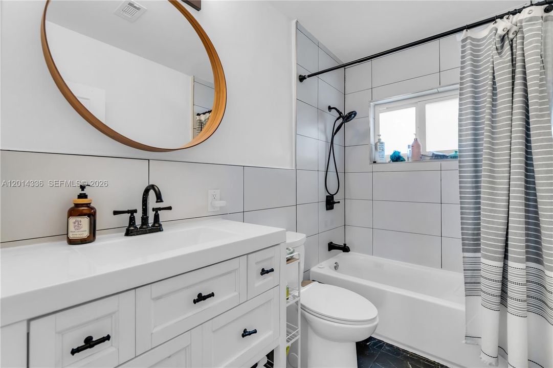 Activo con contrato: $3,600 (3 camas, 2 baños, 1247 Pies cuadrados)