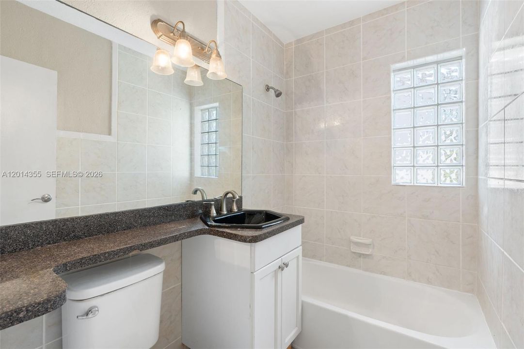 Под контрактом: $379,999 (3 спален, 2 ванн, 937 Квадратных фут)
