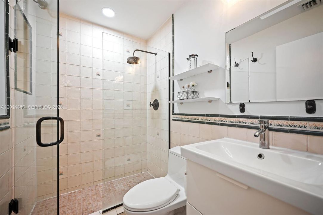 Activo con contrato: $12,000 (3 camas, 3 baños, 2018 Pies cuadrados)