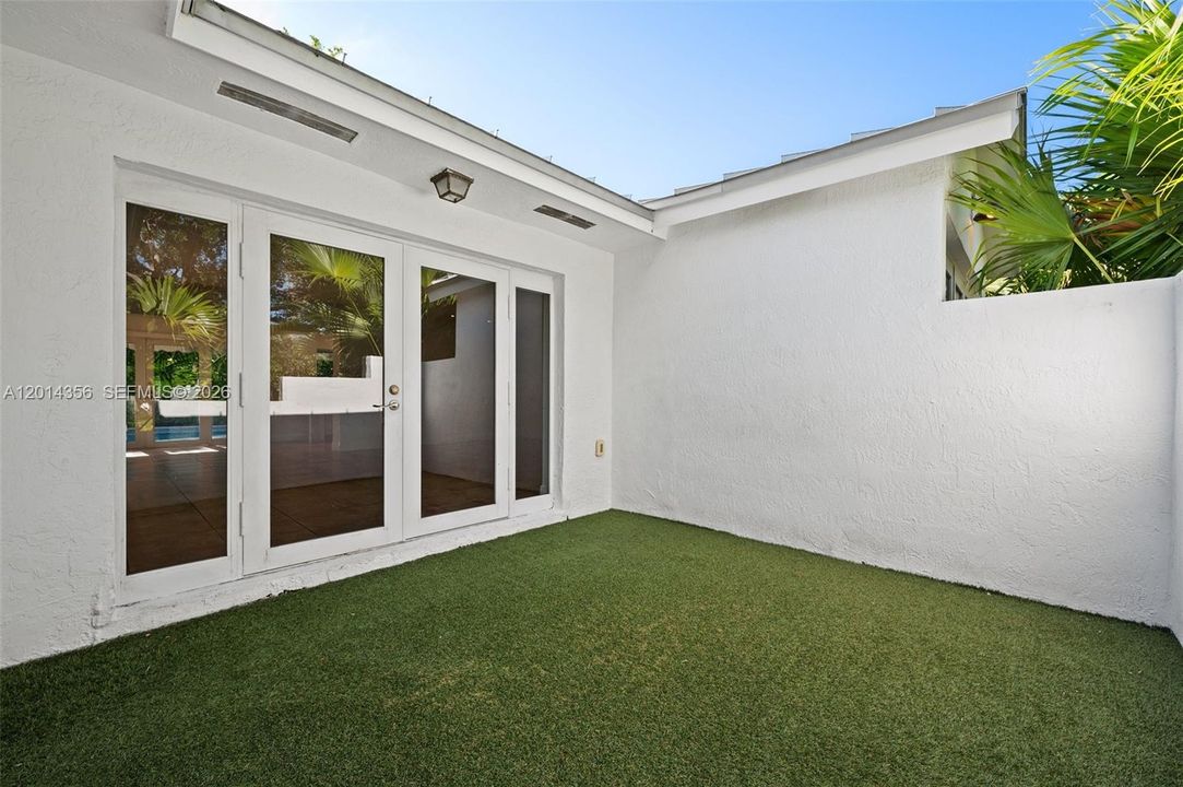With wide full swing doors ideal for hosting & entertaining