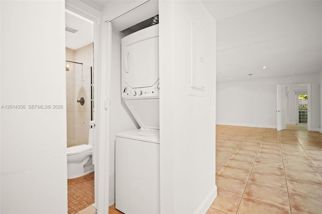 Activo con contrato: $12,000 (3 camas, 3 baños, 2018 Pies cuadrados)