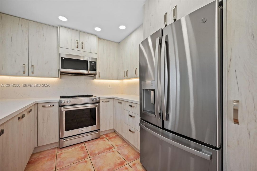 Activo con contrato: $12,000 (3 camas, 3 baños, 2018 Pies cuadrados)