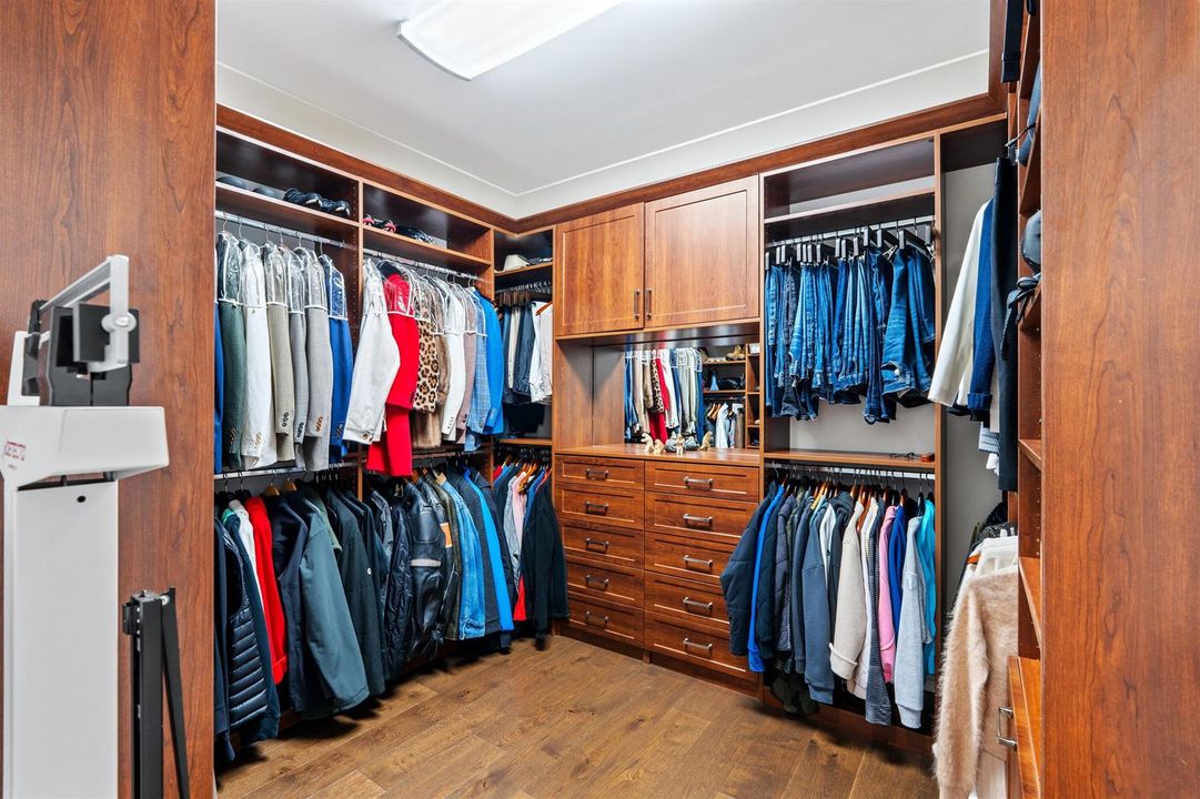 HIS_CLOSET