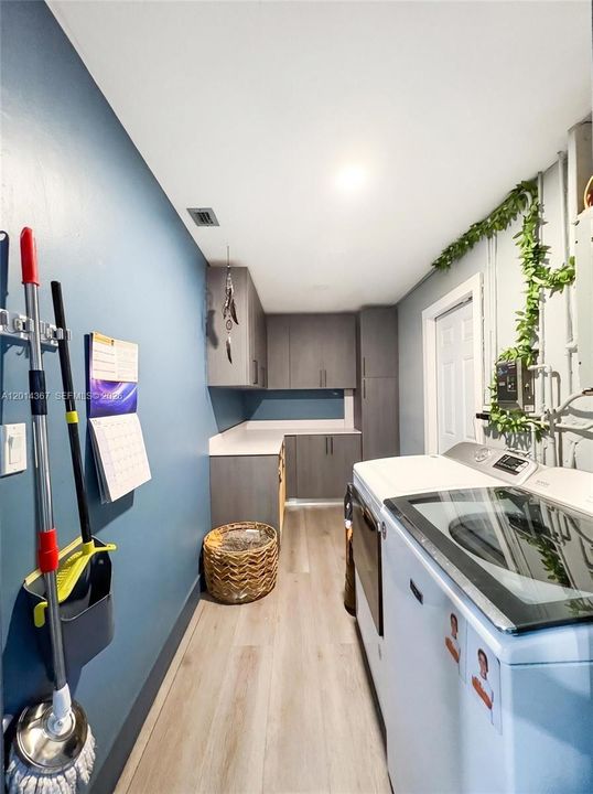 En Venta: $674,000 (5 camas, 3 baños, 2379 Pies cuadrados)