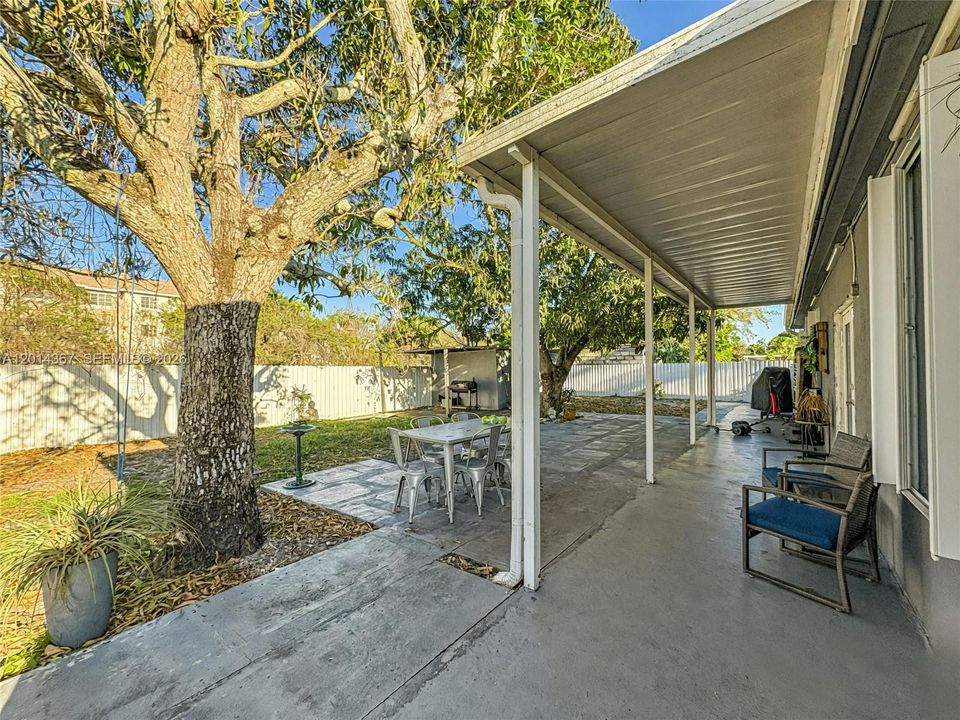 En Venta: $674,000 (5 camas, 3 baños, 2379 Pies cuadrados)