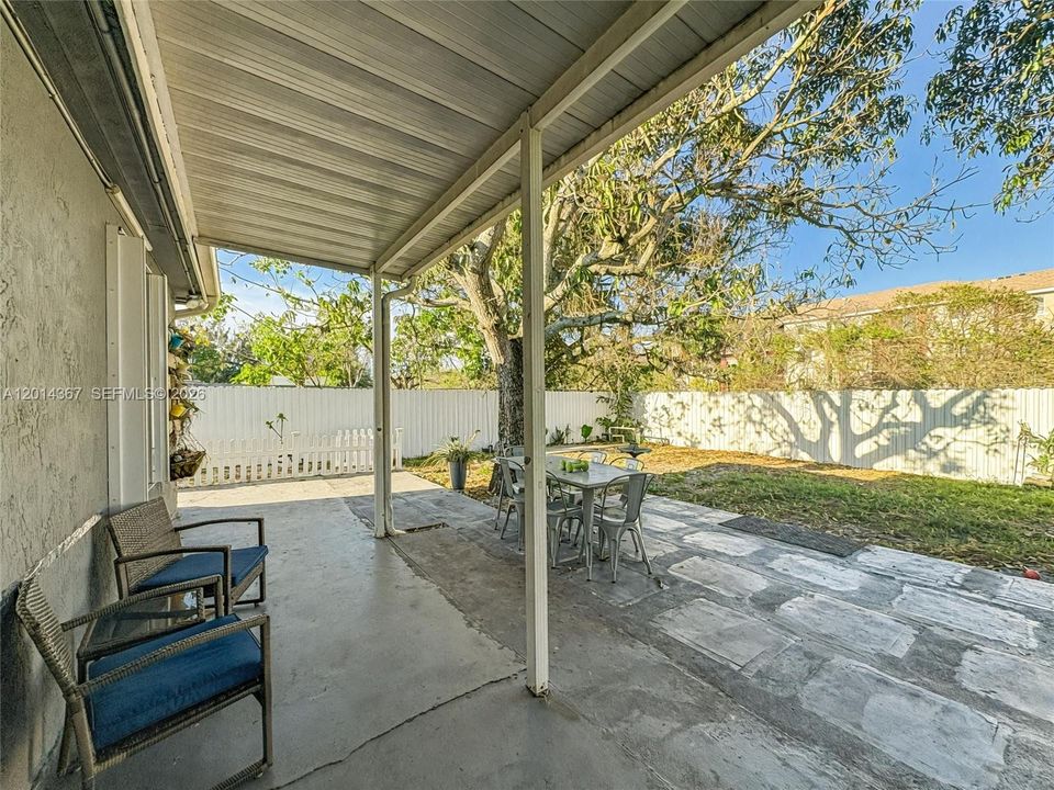 En Venta: $674,000 (5 camas, 3 baños, 2379 Pies cuadrados)