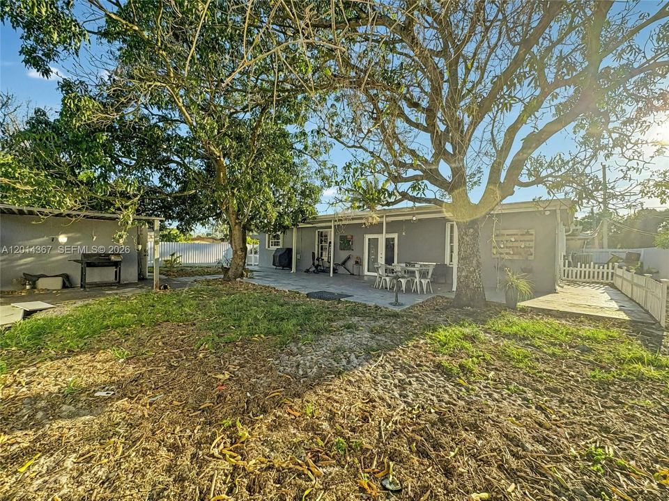 En Venta: $674,000 (5 camas, 3 baños, 2379 Pies cuadrados)