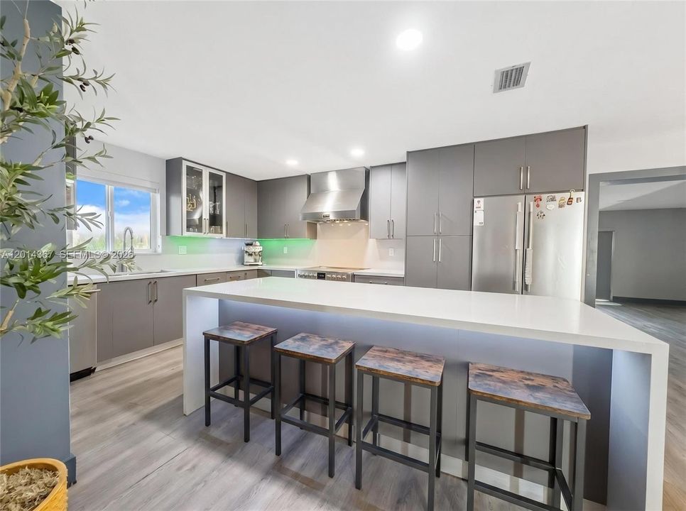 En Venta: $674,000 (5 camas, 3 baños, 2379 Pies cuadrados)