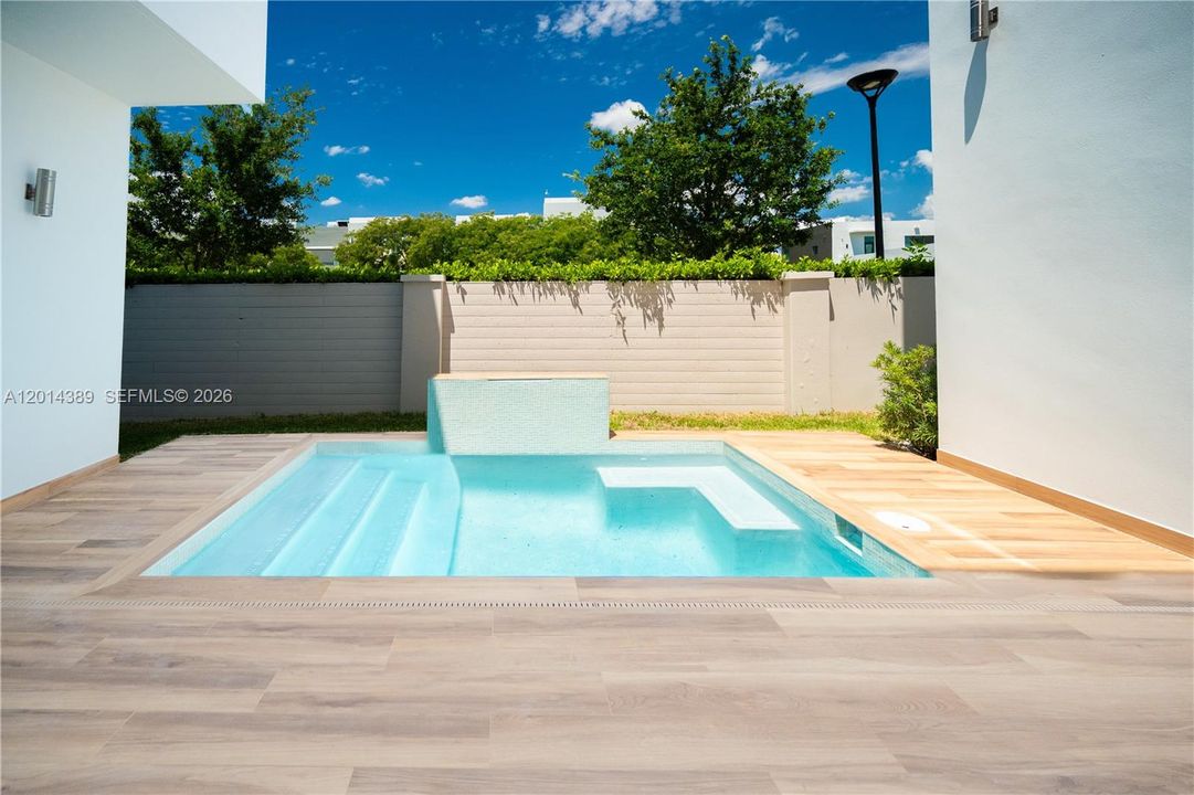 En Venta: $2,150,000 (5 camas, 4 baños, 4078 Pies cuadrados)
