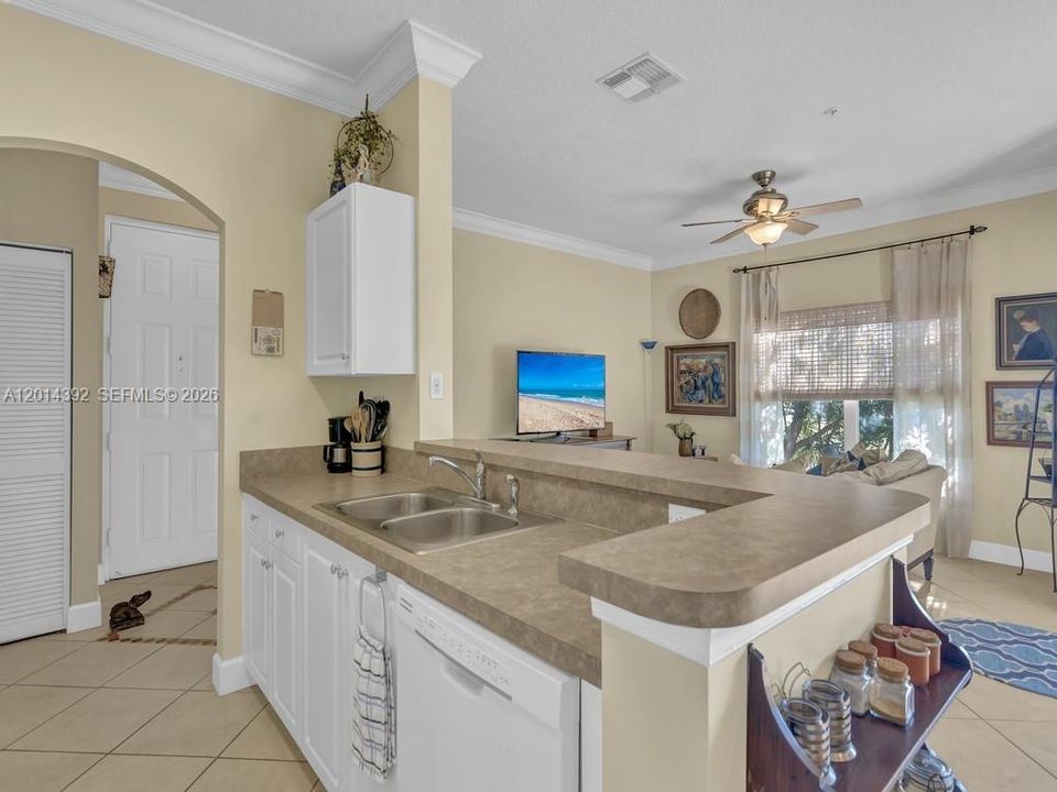 For Rent: $2,400 (2 beds, 2 baths, 1219 Square Feet)