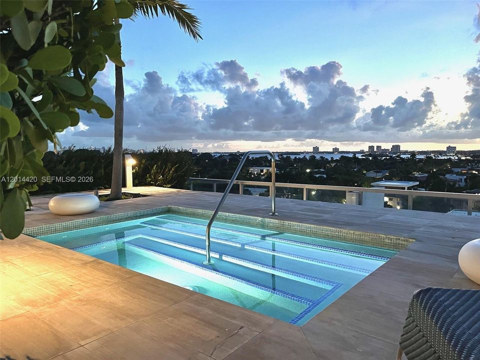 For Sale: $949,000 (2 beds, 3 baths, 1335 Square Feet)