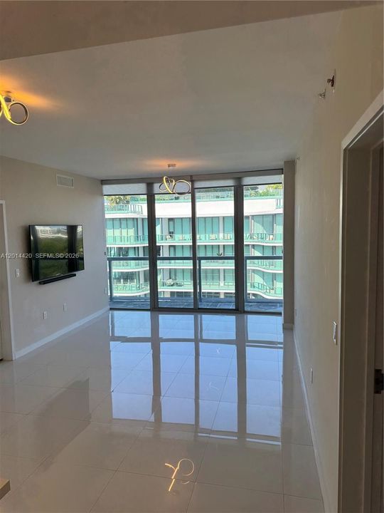 For Sale: $949,000 (2 beds, 3 baths, 1335 Square Feet)