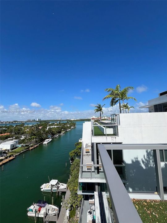 For Sale: $949,000 (2 beds, 3 baths, 1335 Square Feet)