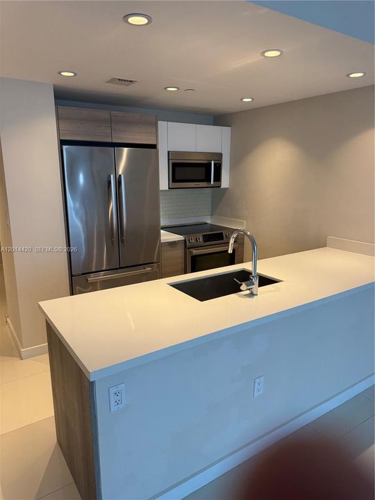 For Sale: $949,000 (2 beds, 3 baths, 1335 Square Feet)