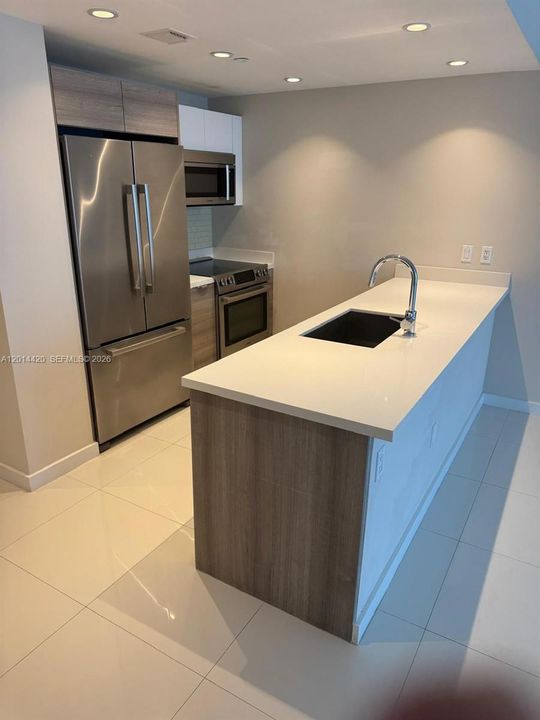 For Sale: $949,000 (2 beds, 3 baths, 1335 Square Feet)