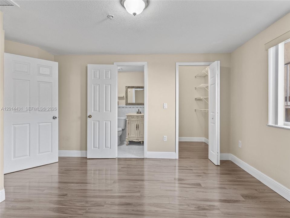 Active With Contract: $324,900 (3 beds, 2 baths, 1080 Square Feet)