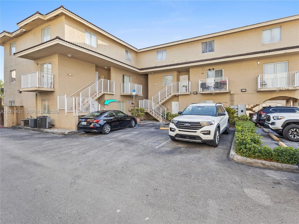 Active With Contract: $324,900 (3 beds, 2 baths, 1080 Square Feet)