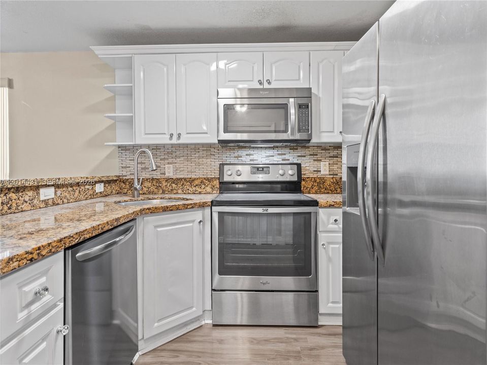 Active With Contract: $324,900 (3 beds, 2 baths, 1080 Square Feet)