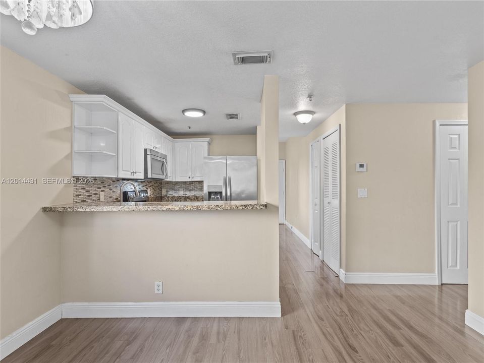 Active With Contract: $324,900 (3 beds, 2 baths, 1080 Square Feet)
