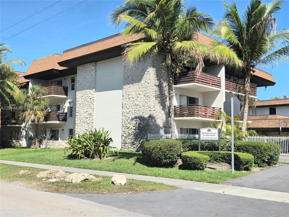 For Sale: $259,900 (1 beds, 1 baths, 665 Square Feet)