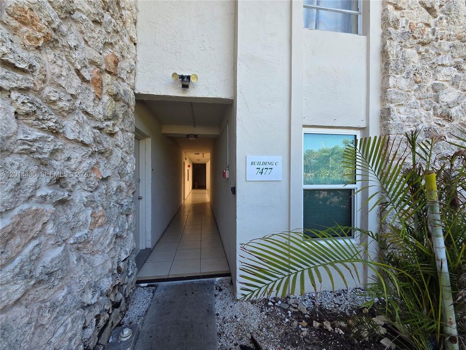 For Sale: $259,900 (1 beds, 1 baths, 665 Square Feet)