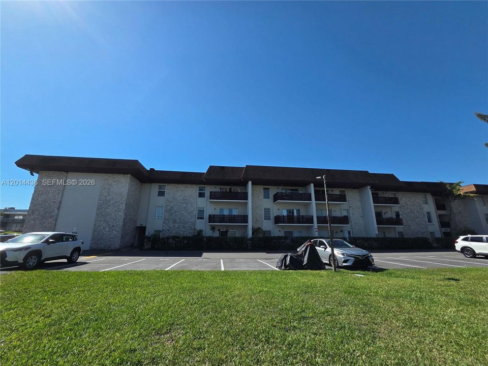 For Sale: $259,900 (1 beds, 1 baths, 665 Square Feet)