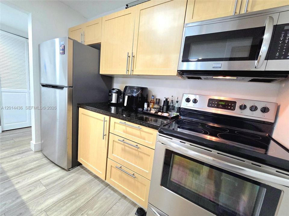 For Sale: $259,900 (1 beds, 1 baths, 665 Square Feet)