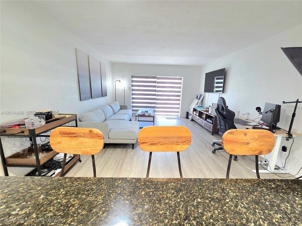 For Sale: $259,900 (1 beds, 1 baths, 665 Square Feet)