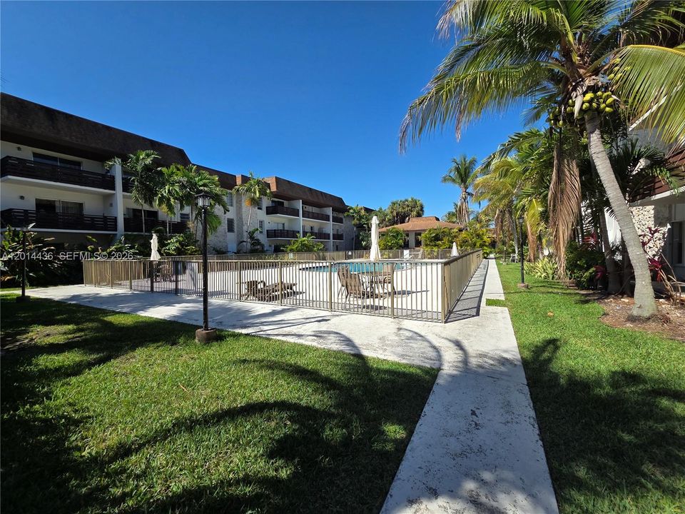 For Sale: $259,900 (1 beds, 1 baths, 665 Square Feet)