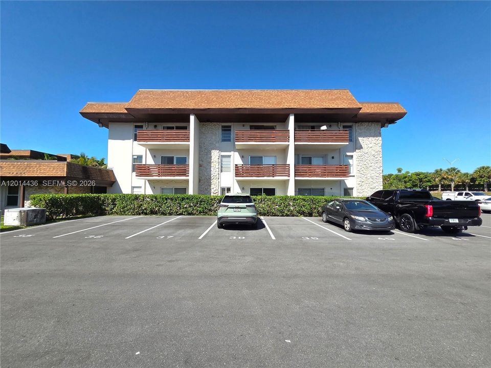 For Sale: $259,900 (1 beds, 1 baths, 665 Square Feet)