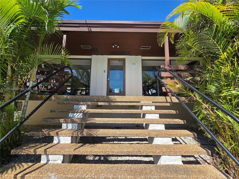 For Sale: $259,900 (1 beds, 1 baths, 665 Square Feet)