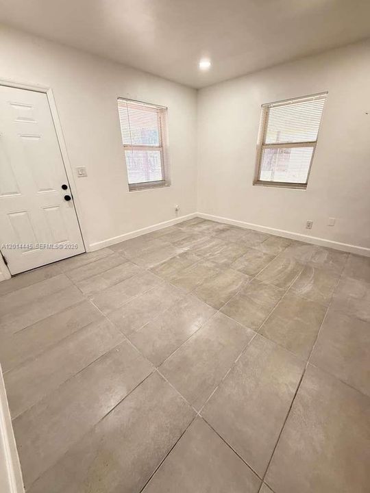 Active With Contract: $1,800 (2 beds, 1 baths, 700 Square Feet)