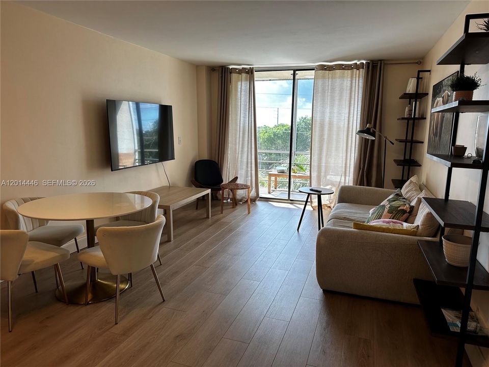 Active With Contract: $2,100 (1 beds, 1 baths, 842 Square Feet)