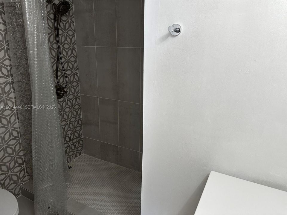 Active With Contract: $2,100 (1 beds, 1 baths, 842 Square Feet)