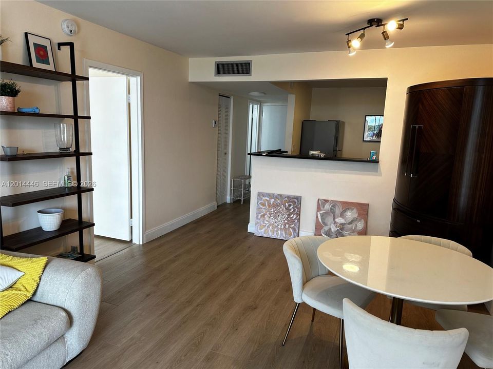Active With Contract: $2,100 (1 beds, 1 baths, 842 Square Feet)