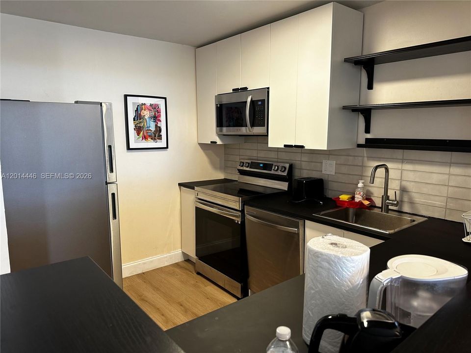 Active With Contract: $2,100 (1 beds, 1 baths, 842 Square Feet)