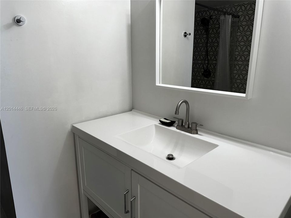 Active With Contract: $2,100 (1 beds, 1 baths, 842 Square Feet)