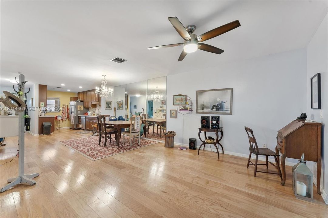 For Sale: $200,000 (1 beds, 2 baths, 999 Square Feet)