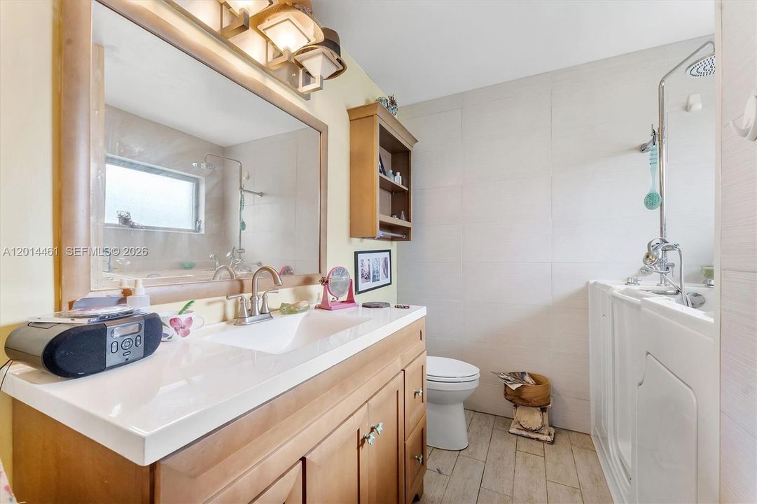 For Sale: $200,000 (1 beds, 2 baths, 999 Square Feet)
