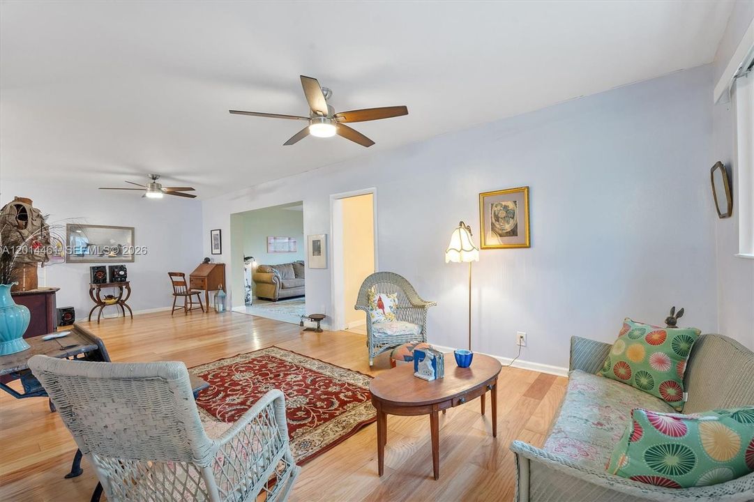 For Sale: $200,000 (1 beds, 2 baths, 999 Square Feet)
