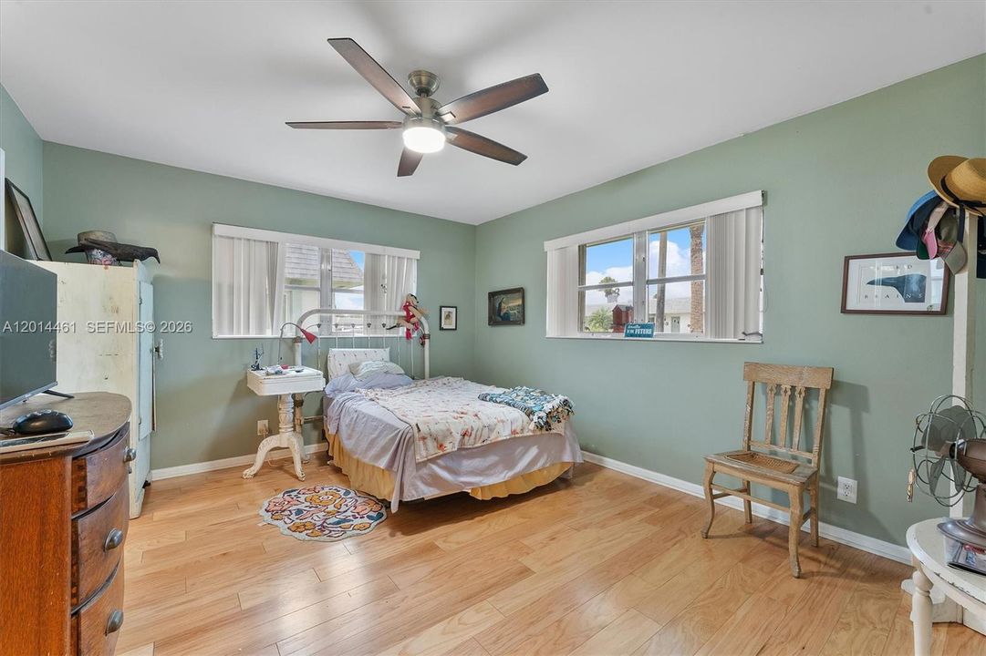 For Sale: $200,000 (1 beds, 2 baths, 999 Square Feet)