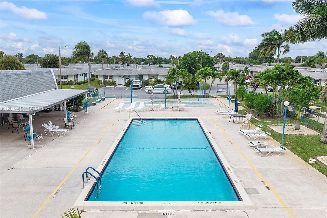 For Sale: $200,000 (1 beds, 2 baths, 999 Square Feet)