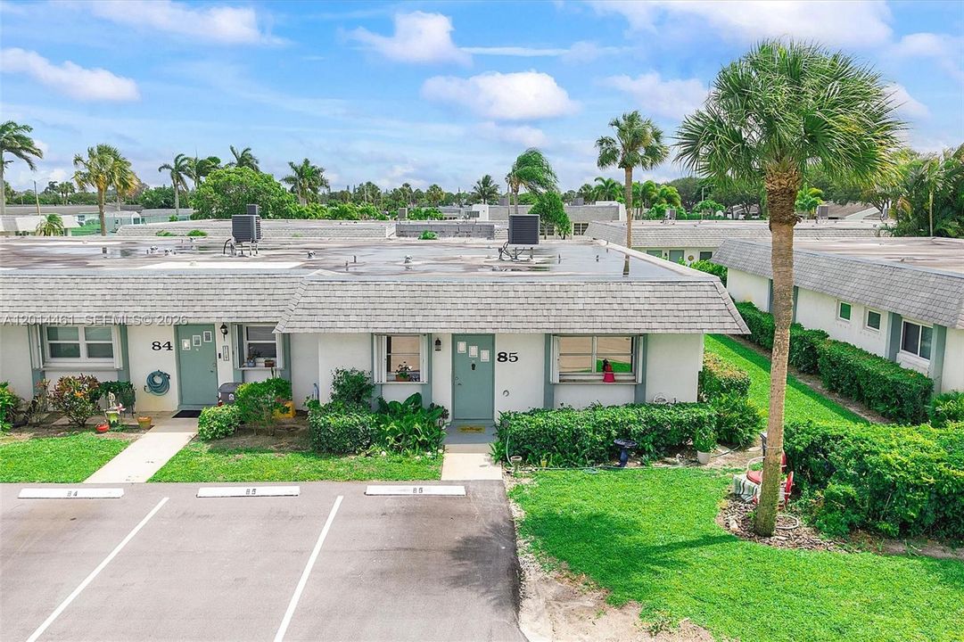For Sale: $200,000 (1 beds, 2 baths, 999 Square Feet)