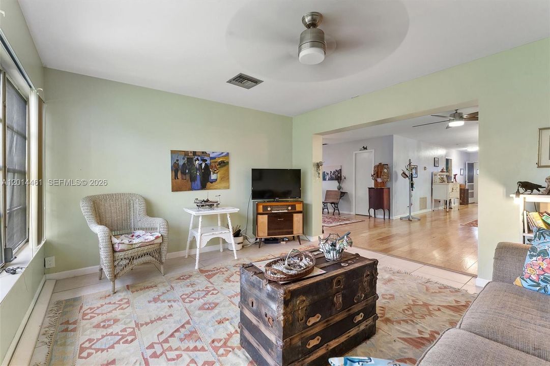 For Sale: $200,000 (1 beds, 2 baths, 999 Square Feet)